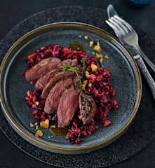 Rehrücken mit Kirsch-Walnuss-Slaw