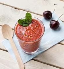 Kirsch-Gazpacho mit Minze