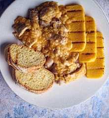 Lonza, salsicce e cipolle