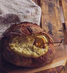 Pagnotta ripiena con crema ai formaggi