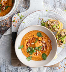 Lentejas rojas picantes y papas al vapor rellenas de champiñones con crema de jitomate.