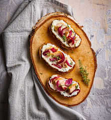 Tartine con tonno sottovuoto, cipolle in agrodolce e crema di formaggio