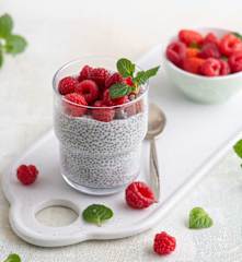 Kokosowy pudding chia z malinami