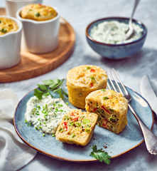 Tortilla-Muffins mit Kräuter-Dip