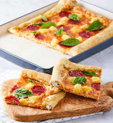 Pizza hawaii de carnes frías con orilla de queso