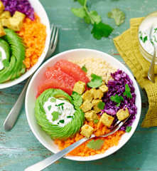 Buddha bowl au chou rouge, semoule et tofu