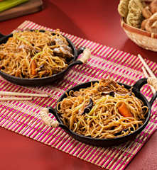 Fideos salteados con setas y verduras (Chow mein vegetariano) - China