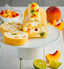 Rotolo con crema di yogurt e frutta fresca