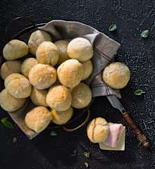 Bollitos blancos de albahaca y parmesano
