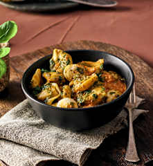 Tortellini mit Spinat-Tomatensauce
