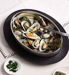 Green mussels in wine and garlic sauce