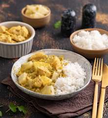 Curry z kurczakiem i ryżem gotowanym na parze