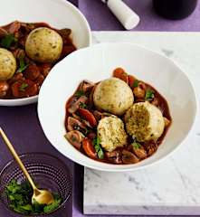 Veganes Pilzgulasch mit Semmelknödeln