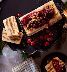 Spekulatius-Parfait mit heißen Gewürzkirschen