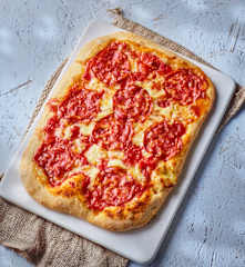 Pizza con salame piccante
