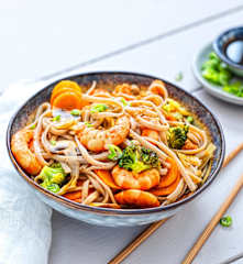 Nouilles soba aux légumes et crevettes