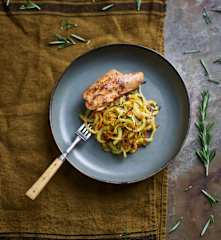 Lombos de coelho com rosmaninho em sous-vide e ninhos de batata-doce, curgete e cenoura
