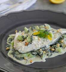 Λαβράκι με σπανάκι, αγγουράκι και σάλτσα ταχίνι