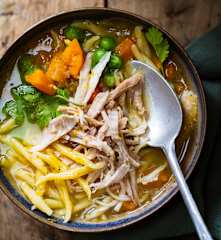 Soupe de poulet aux légumes, petites pâtes et parmesan