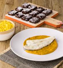 Riso alla curcuma, rombo in crema di peperoni e quadrotti al cioccolato