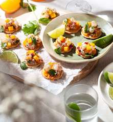 Tosta de ceviche de langostinos y mango