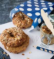 Bagels de frutos secos y arándanos con mantequilla de almendras