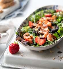 Ensalada mixta con langostinos al ajillo