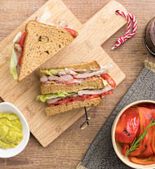 Club Sandwich agnello e pomodori con peperoni e guacamole