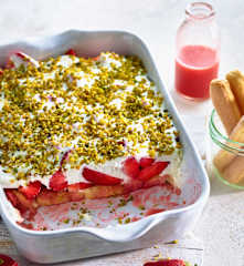 Jahodové tiramisu s pistáciemi