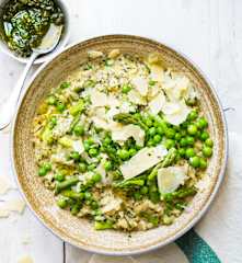 Risotto aux légumes verts, mascarpone et pesto de menthe