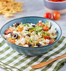 Pasta fría con jitomate, aceitunas y queso de cabra