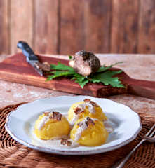 Crocchette di patate e porro con salsa al tartufo nero