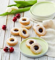 Biscotti di frolla alle mandorle con confettura di ciliegie