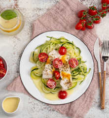 Ryba na spaghetti z cukinii z sosem śmietanowym