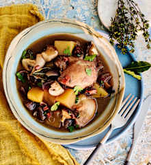 Hähnchen-Eintopf mit Rotwein und Pilzen