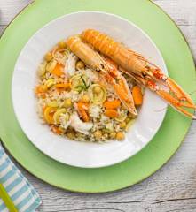 Insalata di riso con scampi, ceci e olio al rosmarino