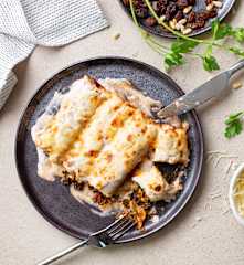 Canelones de espinacas con piñones y pasas