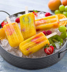 Polo de naranja con fruta