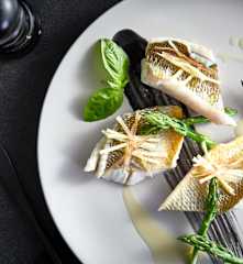 清蒸黄鱼火腿墨鱼汁浓汤