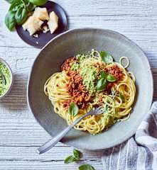 Spaghetti Bolognese mit Basilikum-Parmesan