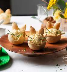 Salade d'œufs dans un nid de Pâques croustillant