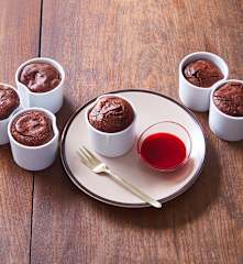 Tortino cioccolato con salsa ai lamponi