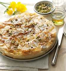 Griechische Bougatsa mit Honig und Pistazien
