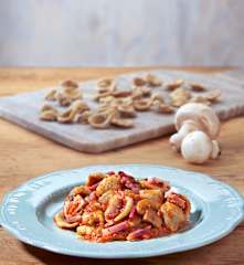 Orecchiette di quinoa con sugo allo speck e funghi