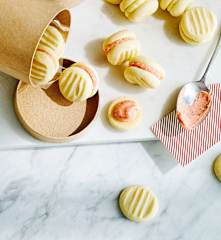 Melting moments with strawberry cream