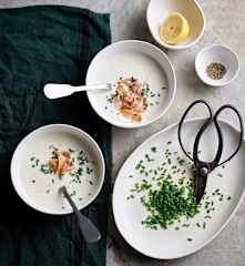 Ajo blanco com salmão e cebolinho