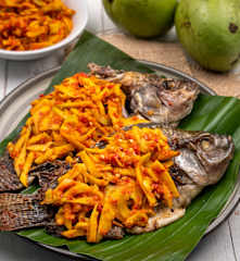 Ikan Bakar dengan Sambal Mangga