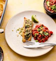 Salmón al estilo cubano con ensalada de tomates cherry y aguacate