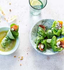 Rollitos de ensalada, beicon, nueces y mango con salsa de roquefort