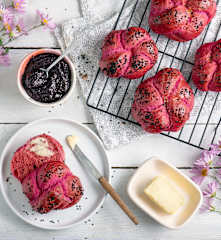 Różowe bułki z czarnuszką